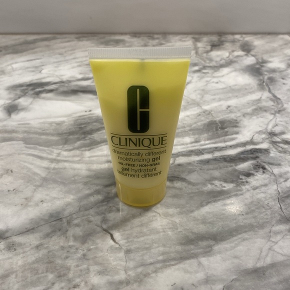 CLINIQUE dramatically different moisturizing gel - Picture 3 of 3